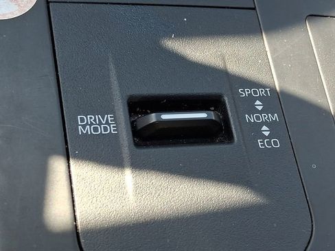 Used 2024 Toyota Highlander XLE image 25