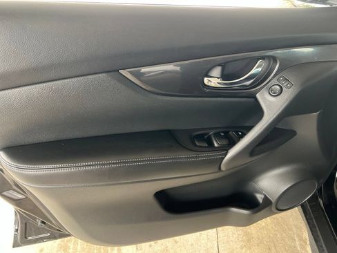 Used 2018 Nissan Rogue S AWD/4WD image 7