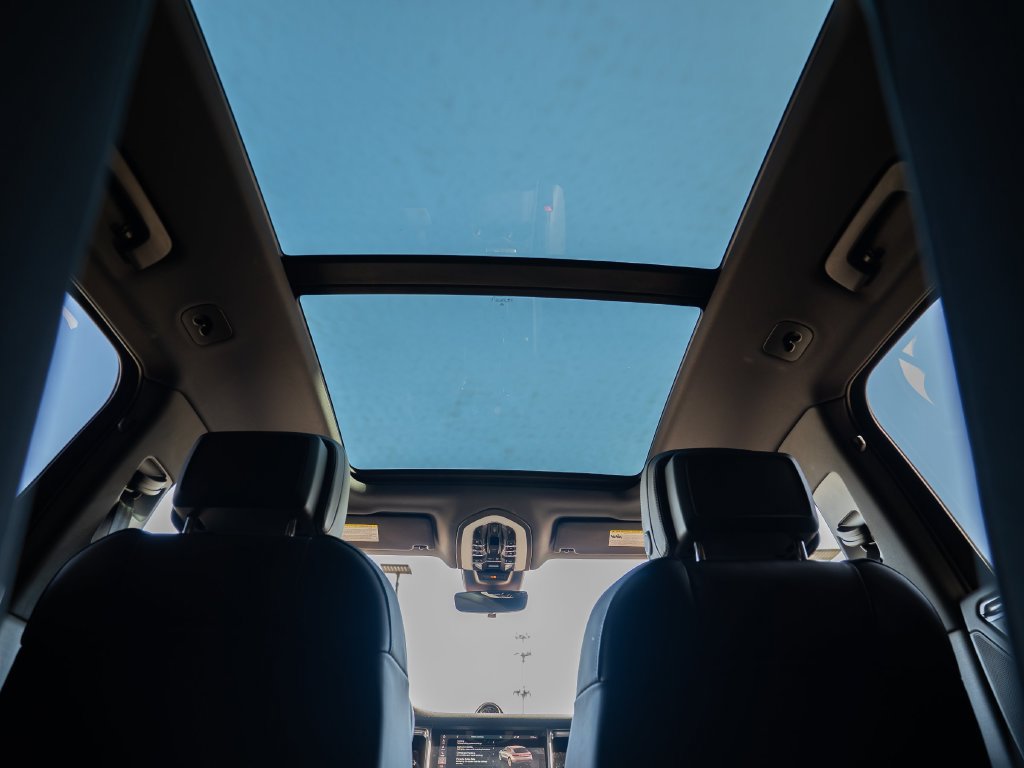 Certified 2023 Porsche Macan AWD/4WD image 30