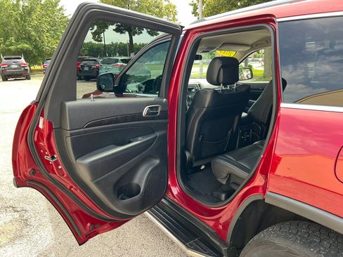 Used 2013 Jeep Grand Cherokee Laredo w/ Laredo E Group AWD/4WD image 12