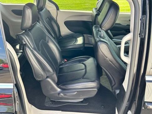 Used 2024 Chrysler Pacifica Limited FWD image 51