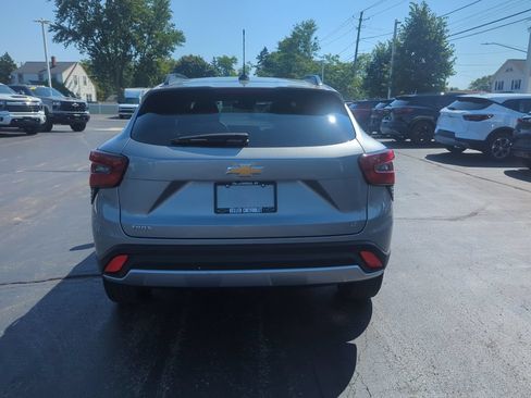 Certified 2024 Chevrolet Trax LT w/ LT Convenience Package FWD image 8