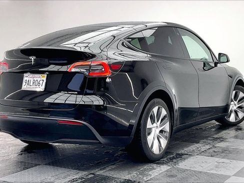 Used 2022 Tesla Model Y Long Range image 13