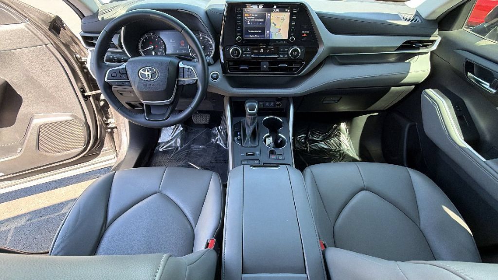 Used 2022 Toyota Highlander XLE AWD/4WD image 26