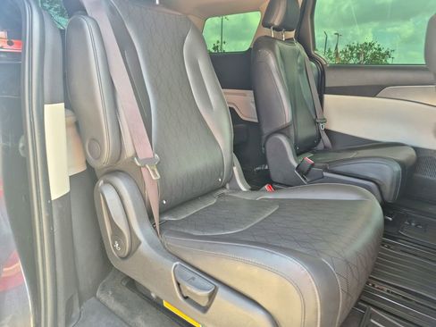Used 2022 Kia Carnival LX FWD image 18