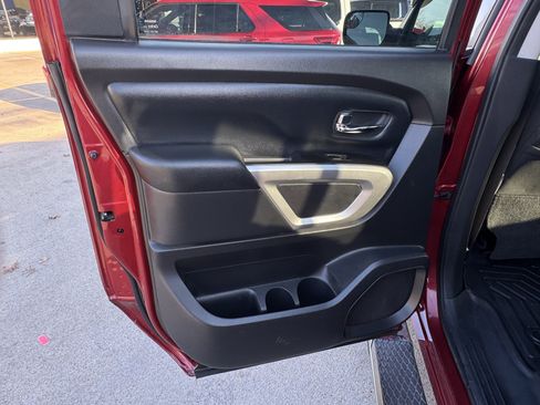 Used 2017 Nissan Titan SV image 13