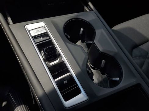 Certified 2025 Volkswagen Atlas Cross Sport SE FWD image 22