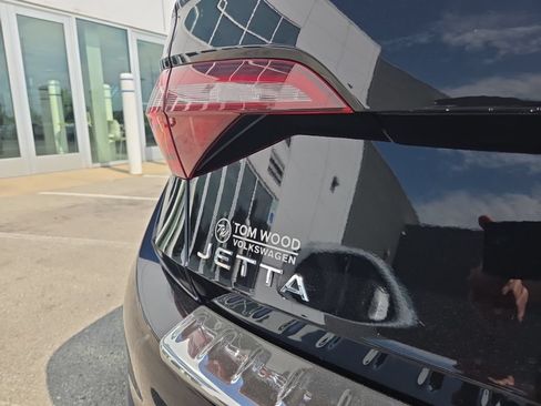 Certified 2022 Volkswagen Jetta SE FWD image 7
