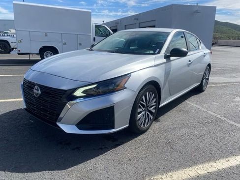 Used 2024 Nissan Altima 2.5 SV FWD image 3