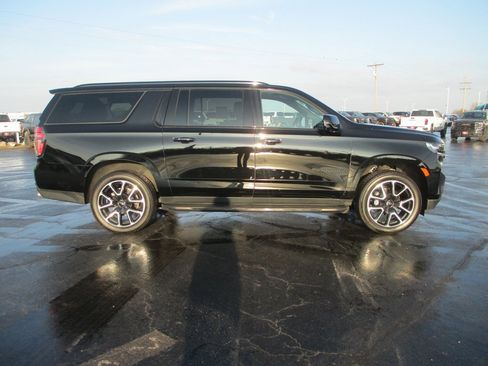 Used 2024 Chevrolet Suburban RST w/ Sport Performance Package image 4