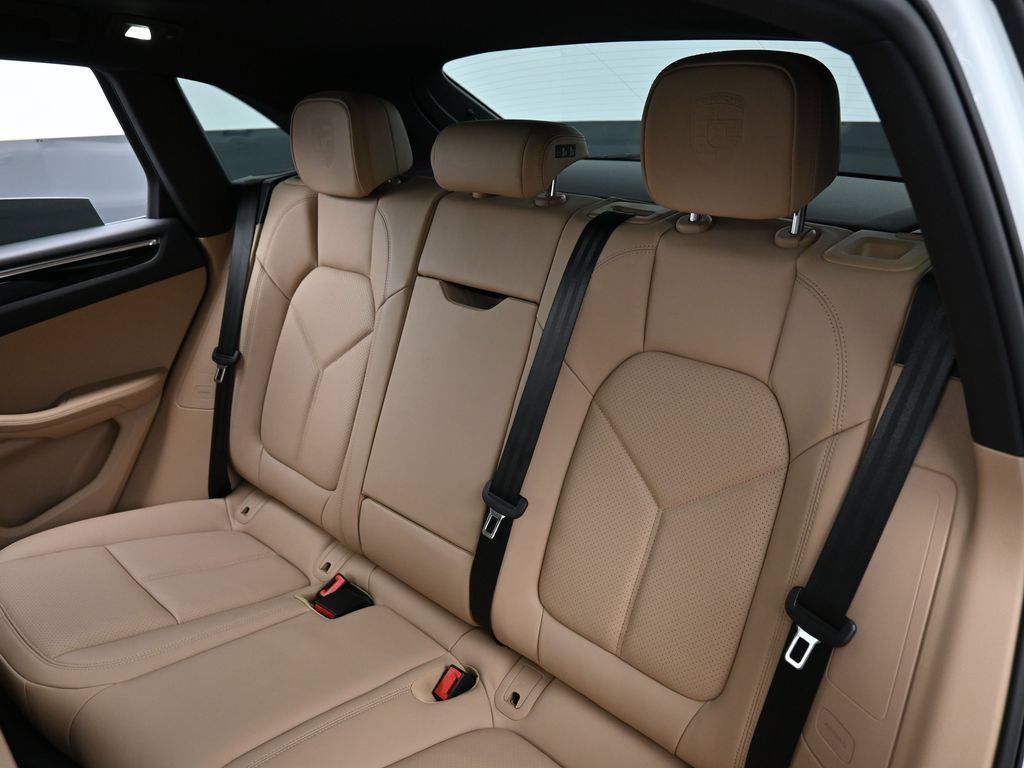 Certified 2026 Porsche Macan AWD/4WD image 24