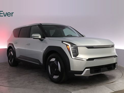 Used 2024 Kia EV9 Light Long Range RWD image 13