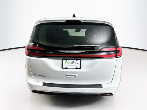 Used 2024 Chrysler Pacifica Touring-L FWD image 7