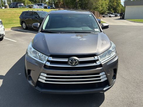 Used 2019 Toyota Highlander LE FWD image 3