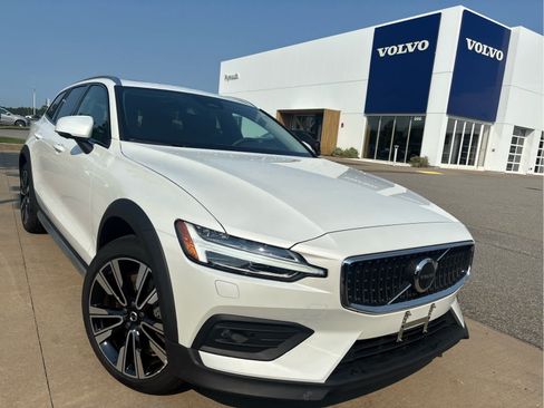 Used 2026 Volvo V60 B5 Cross Country Ultra w/ Protection Package Premier AWD/4WD image 2