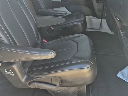 Certified 2024 Chrysler Pacifica Touring-L image 34