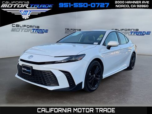 Used 2025 Toyota Camry SE image 1