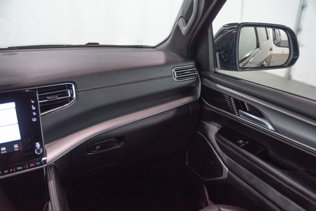 Used 2025 Jeep Wagoneer Series II w/ 8-Passenger Seating Package AWD/4WD image 23