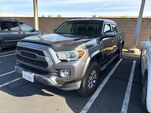 Certified 2017 Toyota Tacoma SR5 w/ Tow Package RWD image 4