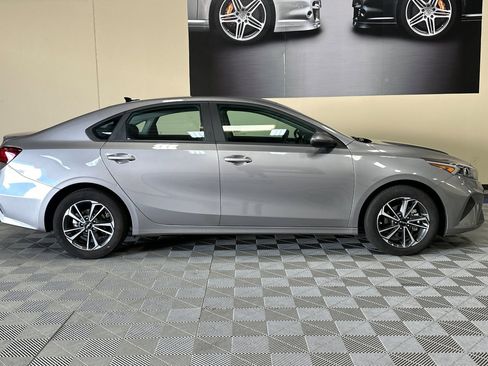 Used 2023 Kia Forte LXS w/ LXS Technology Package FWD image 3