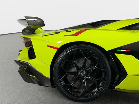 Used 2020 Lamborghini Aventador SVJ AWD/4WD image 9