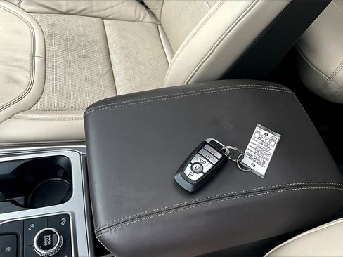 Used 2020 Ford Explorer Platinum w/ Premium Technology Package image 35