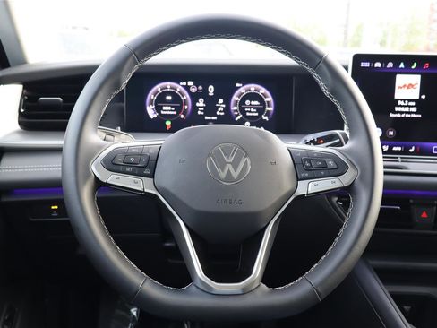 Certified 2025 Volkswagen Tiguan SE w/ Panoramic Sunroof Package AWD/4WD image 15