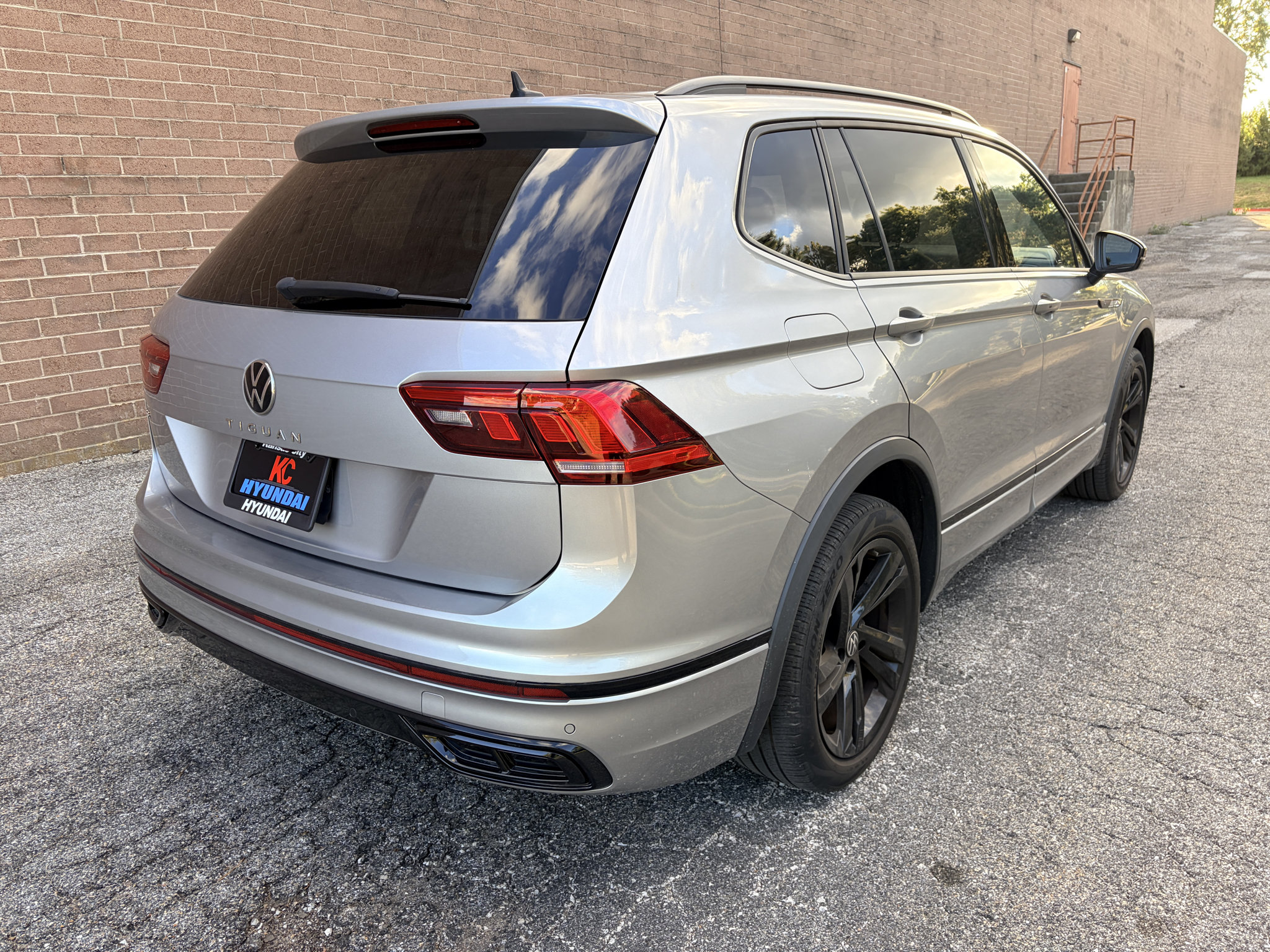 Used 2023 Volkswagen Tiguan SE R-Line FWD image 5
