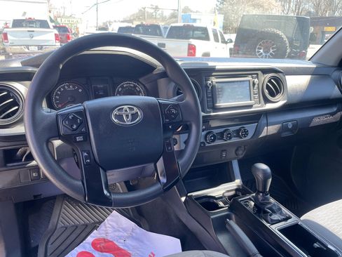 Used 2018 Toyota Tacoma SR image 3