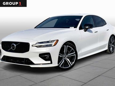 Used 2022 Volvo S60 B5 R-Design image 1