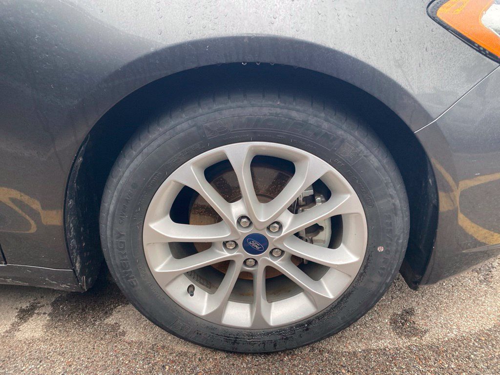 Used 2020 Ford Fusion SE FWD image 5