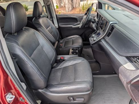 Used 2017 Toyota Sienna SE Premium FWD image 9