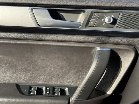 Used 2015 Volkswagen Touareg Sport image 24