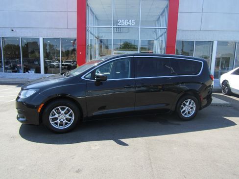Used 2022 Chrysler Voyager LX image 2
