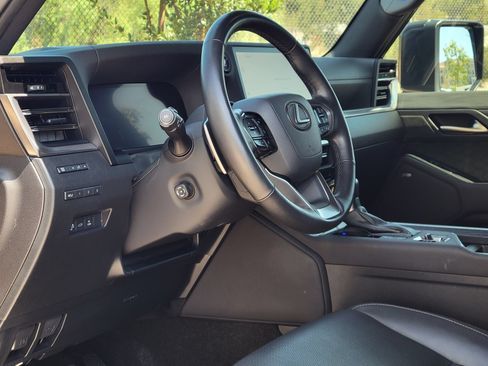 Used 2024 Lexus GX 550 AWD/4WD image 4