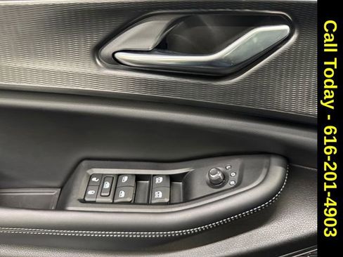 Used 2025 Jeep Grand Cherokee Altitude image 25