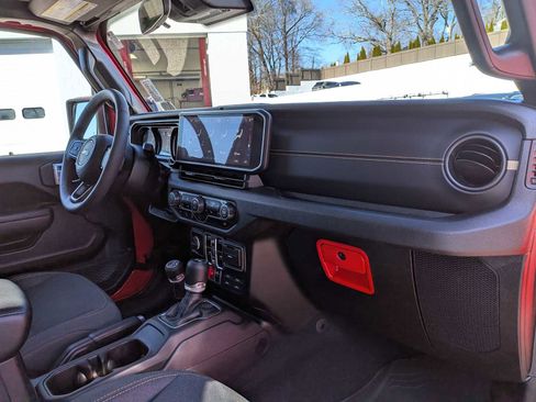 Used 2025 Jeep Wrangler Willys image 18