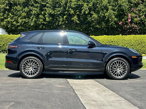 Certified 2023 Porsche Cayenne AWD/4WD image 9