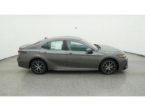 Used 2023 Toyota Camry SE image 12