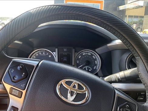 Used 2018 Toyota Tacoma SR5 RWD image 12
