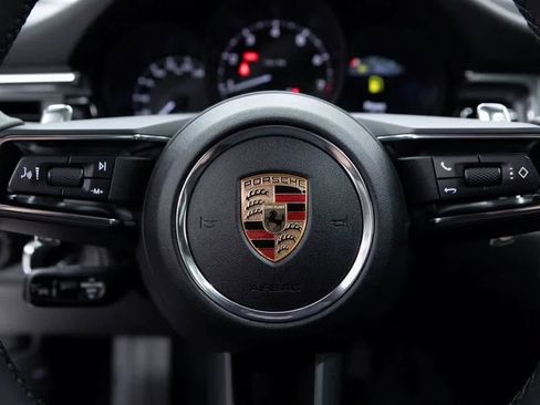 Certified 2025 Porsche Macan image 14