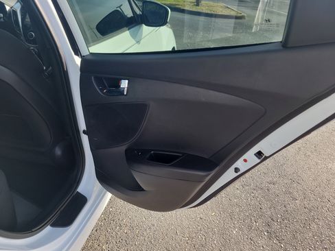 Used 2017 Hyundai Veloster Value Edition image 12