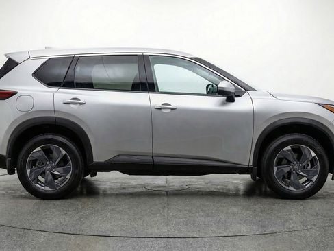 Used 2025 Nissan Rogue SV image 11