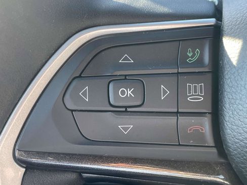 Used 2023 Jeep Grand Cherokee Altitude image 11