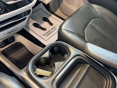 Used 2017 Chrysler Pacifica Touring-L image 38