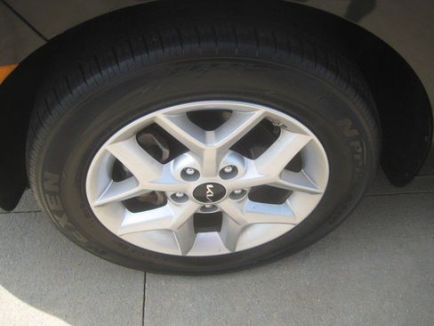 Used 2025 Kia Soul LX w/ LX Technology Package FWD image 10