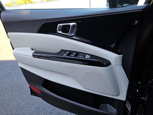 Used 2024 Kia Carnival EX image 11