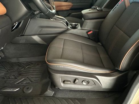 Used 2024 GMC Canyon AT4 w/ Technology Package image 11