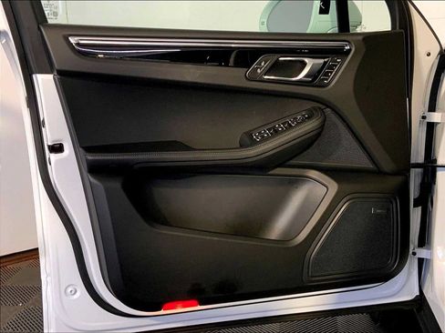 Certified 2026 Porsche Macan AWD/4WD image 25