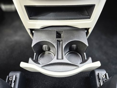 Used 2019 Dodge Grand Caravan SE w/ UConnect Hands-Free Group image 38